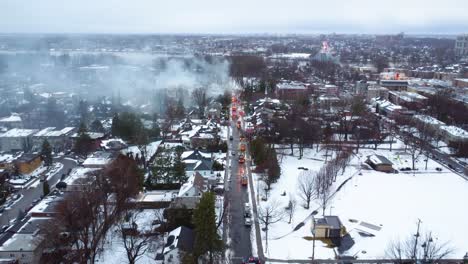 Rauch-Von-Einem-Schulbrand-In-Montreal,-Kanada,-Panorama-Luftaufnahme