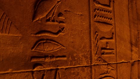 Primer-Plano-De-Los-Antiguos-Jeroglíficos-Egipcios-En-La-Pared-Del-Templo