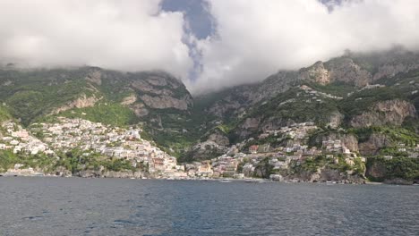 Annäherung-An-Positano-Mit-Der-Fähre,-Positano-Ist-Eine-Touristische-Stadt-An-Der-Amalfiküste-In-Süditalien