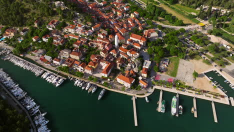 Vista-Aérea-De-La-Ciudad-De-Skradin-En-La-Costa-Adriática-De-Croacia,-Cerca-Del-Parque-Nacional-De-Krka,-Europa