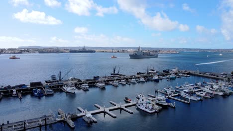 Puerto-De-Atún-Y-Barco-Naval-Navegando-Hacia-El-Puerto-De-San-Diego,-Vista-Aérea