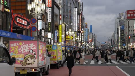 Shinjuku-Pedestrian-Crossing-at-Kabukicho-Gate,-Tokyo-Japan