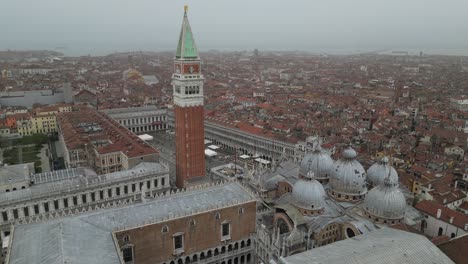 Venice-Italy-downtown-aerial-sideways-flight-on-foggy-day