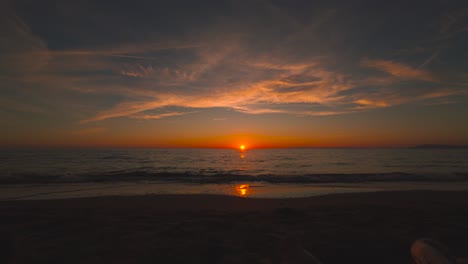 Sonnenuntergang-Am-Sandstrand-Mit-Bunten-Wolken-Am-Himmel,-Roter-Abendsonne,-Weitem-Panorama-Auf-Das-Meer-In-Der-Toskana,-Italien