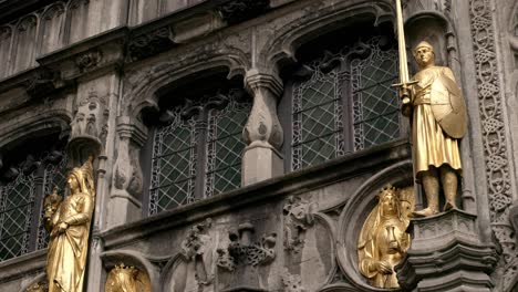 Skulpturen-Am-Eingang-Der-Heilig-Blut-Basilika-In-Brügge,-Belgien