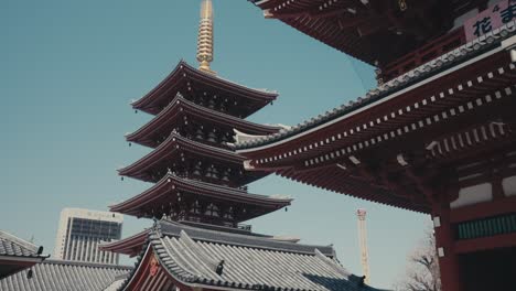 Pagoda-De-Cinco-Pisos-En-El-Templo-Senso-Ji-En-Asakusa,-Tokio,-Japón---Tiro-De-ángulo-Bajo