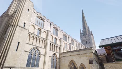 Blick-Auf-Die-Kathedrale-Von-Norwich-Und-Den-Turm-Von-Der-Stadt-Aus-Der-Nähe