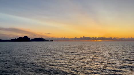Sonnenuntergang-über-Vestmannaeyjar-In-Island-Mit-Lebhaftem-Himmel-Und-Ruhigem-Meer