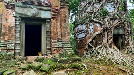 Camión-Dejó-Vista-Panorámica-De-Las-Torres-Del-Templo-De-Koh-Ker,-Raíces-Que-Invaden-La-Arquitectura-Cubierta-De-Musgo,-Patrimonio-De-La-Unesco,-Camboya