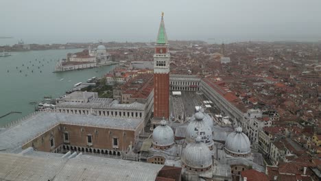 Venecia,-Italia,-Vista-Del-Centro-De-Los-Barcos-Que-Llegan-Al-Canal-En-Un-Día-Brumoso