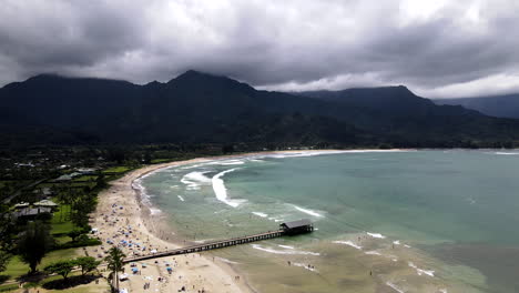 Alta-Antena-Gira-Sobre-La-Bahía-De-Hanalei-En-Un-Día-Nublado-Y-Ajetreado