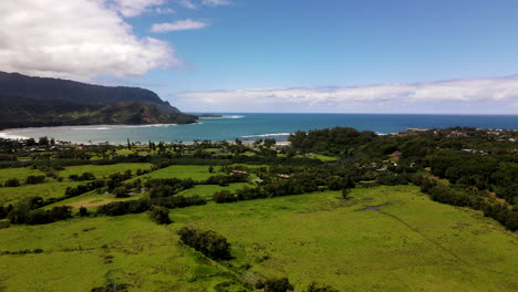 Panorámica-Aérea-De-La-Bahía-De-Hanalei-Y-La-Tierra-Circundante-En-Un-Día-Claro.