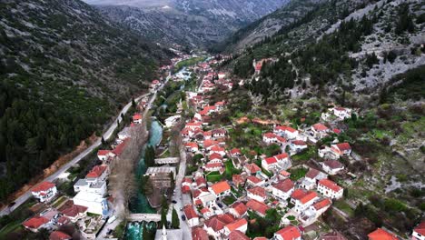 Langsame-Luftshow-Von-Stolac,-Einer-Kleinen-Stadt-In-Herzegowina-Mit-Dem-Fluss-Bregava