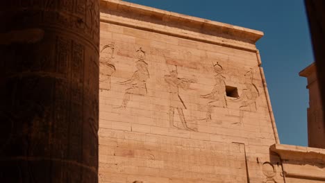 Komplizierte-Schnitzereien-Auf-Einer-Alten-ägyptischen-Tempelwand-Mit-Hieroglyphen