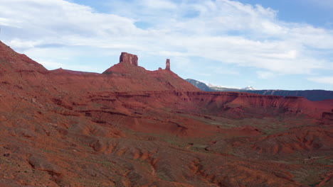 Vista-Aérea-Sobre-El-Soleado-Postre-De-Roca-Roja-Y-Vista-Del-Paisaje-Nublado,-Torre-Moab