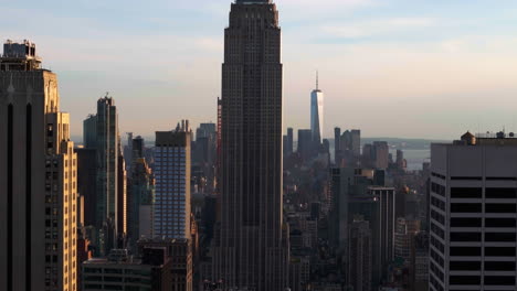 Aufsteigende-Luftaufnahme-Vor-Dem-Empire-State-Building,-Sonnenuntergang-In-New-York