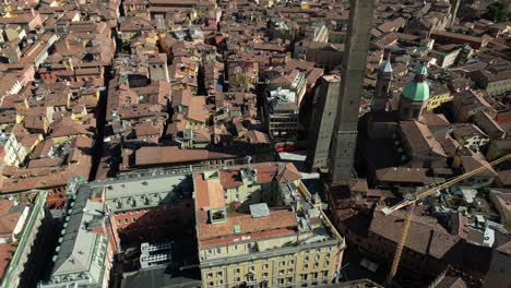 Bolonia-Italia-Vuelo-Sobre-La-Concurrida-Piazza-Maggiore-Y-Sus-Torres