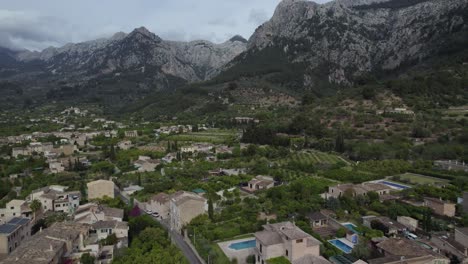 Villas-Mediterráneas-Con-Piscinas-En-Un-Pintoresco-Panorama-Montañoso