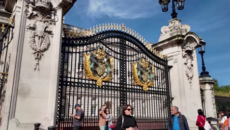 Turistas-Tomando-Fotos-A-Las-Puertas-Del-Palacio-De-Buckingham-En-Londres,-Reino-Unido---Primer-Plano