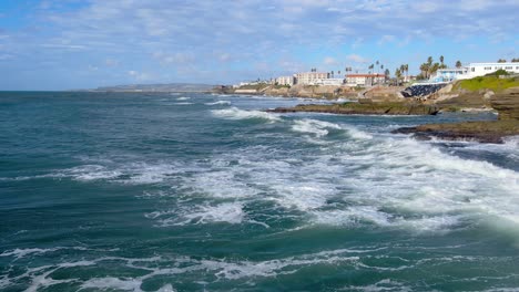 Vista-Costera-De-Las-Olas-Del-Océano-Y-Edificios-En-San-Diego,-Ca,-Estados-Unidos