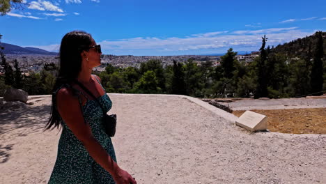 Schönes-Mädchen-Mit-Schwarzen-Haaren-Und-Sonnenbrille-Besucht-Die-Akropolis-Von-Athen