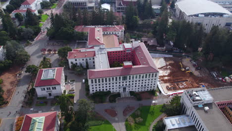 Vista-Aérea-De-Dwinelle-Hall-En-El-Campus-De-Berkeley-De-La-Universidad-De-California,-Disparo-De-Drone
