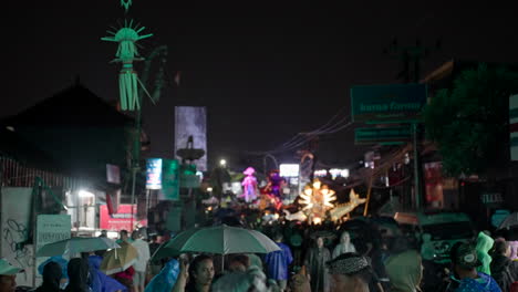Despite-the-rainfall-tourists-and-residents-festival-traditions-at-night