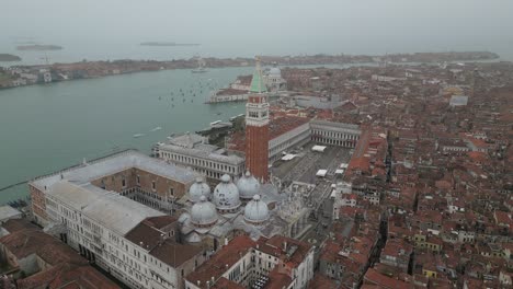 Venedig-Italien-Innenstadt-Luftaufnahme-An-Einem-Nebligen-Tag-Am-Wasser