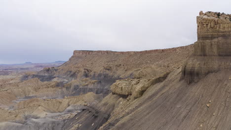 Luftaufnahme-Des-Rock-Mountain-Aus-Der-Vogelperspektive-In-Der-Utah-Wüste,-Vereinigte-Staaten