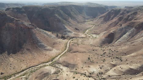 Panorámica-Aérea-Con-Drones-Hacia-La-Izquierda-Y-Hacia-Abajo-A-Través-Del-Centro-De-Charles-Knife-Gorge