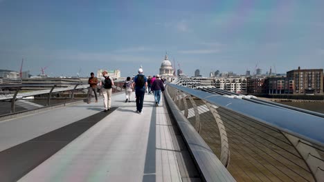 POV-Spaziergang-über-Die-Millennium-Bridge-An-Einem-Sonnigen-Morgen-Mit-Blick-Auf-Die-St.-Pauls-Kathedrale-Im-Hintergrund