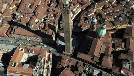 Bolonia-Italia-Vista-Aérea-De-Dos-Torres-Con-Buena-Rotación