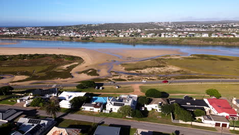 Elevador-Aéreo-Sobre-El-Barrio-De-Still-Bay-Revela-El-Río-Estuario-Goukou