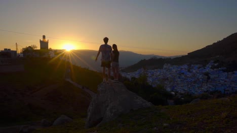 Young-couple-posing-in-Chefchaouen-viewpoint-at-sunset,-romantic-moment