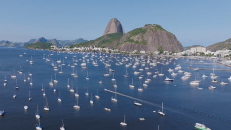 Luftaufnahmen-Von-Einem-Schnellboot,-Das-Zwischen-Verankerten-Segelbooten-In-Der-Fogo-Bay-Und-In-Rio-De-Janeiro,-Brasilien-Segelt