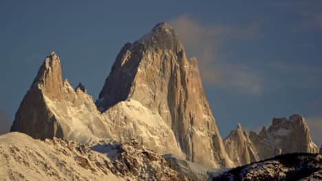 Majestic-Fitz-Roy-mountain-at-sunrise-in-a-beautiful-timelapse-shot-in-Patagonia,-Argentina