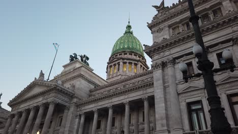 Vorderansicht-Des-Nationalkongressgebäudes-Buenos-Aires,-Argentinische-Flagge-Weht-Skyline