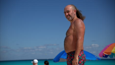 Zeitlupe-Eines-Alternativen-Mexikanischen-Lateinamerikanischen-Hipster-Mannes-Mit-Etwas-Übergewicht-Und-Einem-Verrückten-Haarschnitt,-Der-Sich-Sonnt-Und-Den-Strand-In-Cancun-Genießt