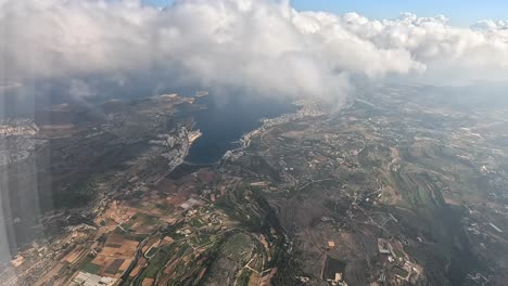 Flug-Am-Frühen-Morgen-In-Den-Wolken-Blick-Aus-Dem-Fenster-Eines-Beifahrersitzes-In-Einem-Flugzeug-Auf-Malta