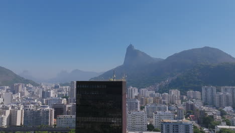 Imágenes-Aéreas-Girando-Alrededor-De-Los-Rascacielos-De-Botafogo-Con-La-Estatua-Del-Cristo-Redentor-Al-Fondo.