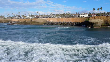 Wellen-Des-Pazifischen-Ozeans-Fließen-In-Richtung-Der-Sunset-Cliffs-In-San-Diego,-Luftaufnahme