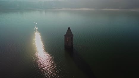 Torre-De-Vilanova-De-Sau-Sumergida-En-Un-Tranquilo-Embalse-En-Pantano,-España