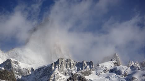 Der-Gipfel-Des-Mount-Fitz-Roy-Taucht-In-Einem-Faszinierenden-Winter-Zeitraffer-Aus-Den-Wolken-Auf