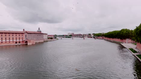 Panoramic-view-of-Garonne-River-and-historic-buildings-in-Toulouse,-France