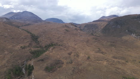 Schroffen-Hügel-Von-Beinn-Eighe,-Schottland,-Unter-Einem-Bewölkten-Himmel,-Aufgenommen-Aus-Einer-Luftaufnahme