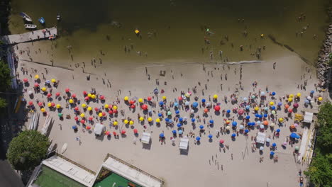 Statische-Luftaufnahme-Des-Roten-Strandes-Praia-Vermelha-Mit-Strandbesuchern-Und-Schwimmern-An-Einem-Heißen-Tag-In-Rio-De-Janeiro