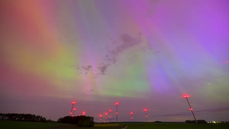 Ein-Zeitrafferbild-Des-Nachthimmels-über-Polen,-Beleuchtet-Durch-Den-Faszinierenden-Tanz-Der-Aurora-Borealis