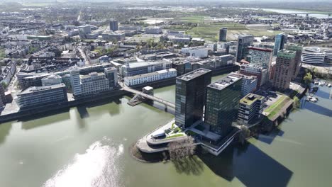 Alter-Hafen-Von-Düsseldorf,-Heute-Medienhafen,-Alte-Und-Moderne-Neubauten-Mit-Hotels,-Medien-,-Design--Und-Modeunternehmen