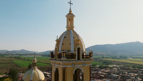 Luftaufnahme-Des-Glockenturms-Des-Diözesanheiligtums-In-Tamazula-De-Gordiano-In-Zeitlupe