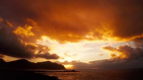 Luftaufnahme,-Von-Den-Goldenen,-Vom-Sonnenuntergang-Beleuchteten-Wolken-Zum-Wunderschönen-Meer-Von-Flakstad,-Lofoten-Inseln,-Norwegen